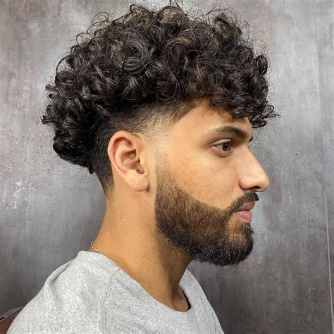 Taper cheveux bouclés : 15 coiffures pour homme tendance 2024